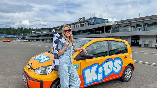© ORF Lena ist bereit, in dem ORF KiDS Auto auf der Rennstrecke zu fahren.
