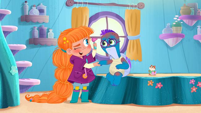 Tierärztin Vida untersucht in ihrer Praxis eine Schildkröte