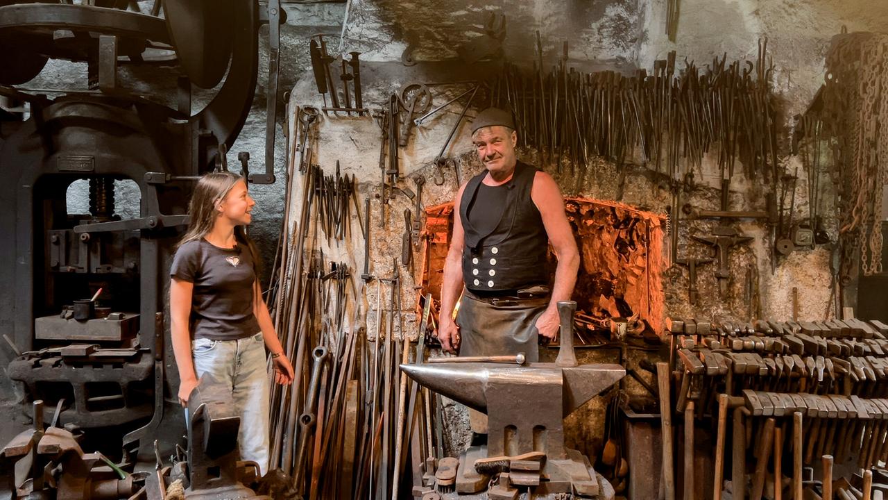 © ORF/Soleil Film Emma hilft ihrem Opa Sepp in seiner Schmiede in Ybbsitz.