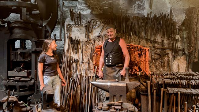 © ORF/Soleil Film Emma hilft ihrem Opa Sepp in seiner Schmiede in Ybbsitz.