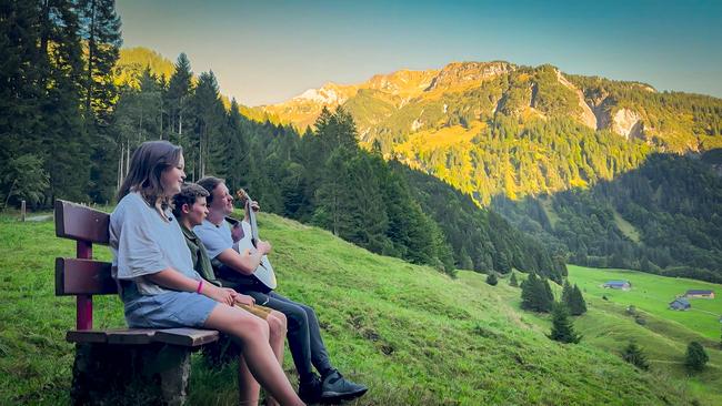 Musiker Philipp Lingg singt mit Nichte Heidi und Neffen Jonathan ein typisches Lied aus dem Bregenzer Wald.