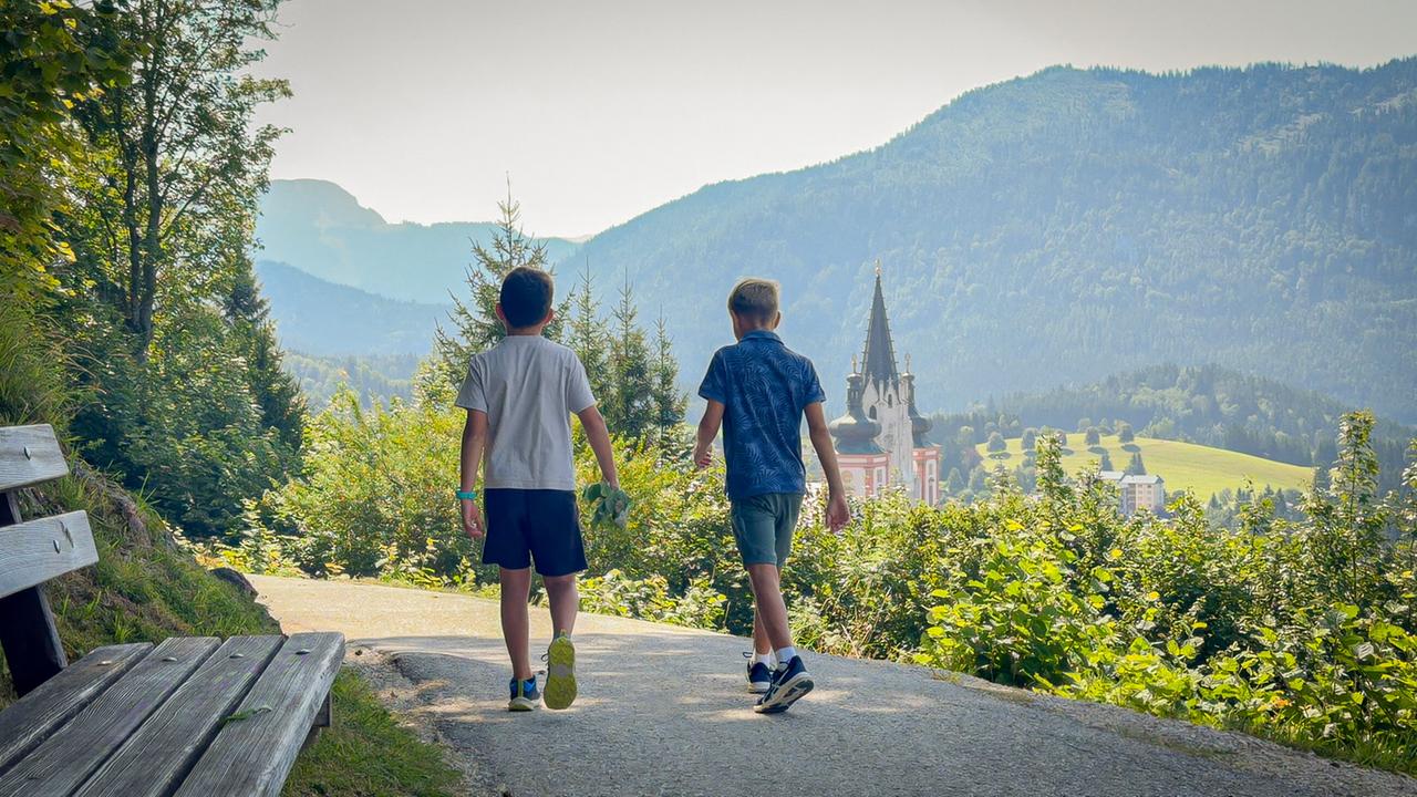 Lukas und Tim auf dem Pilgerpfad nach Mariazell.