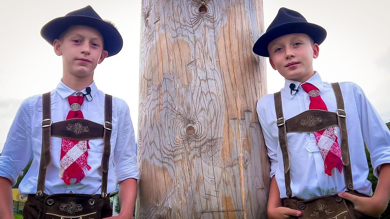 Die Freunde Philipp und Philipp zeigen uns in Sankt Johann im Pongau das Schuhplatteln.