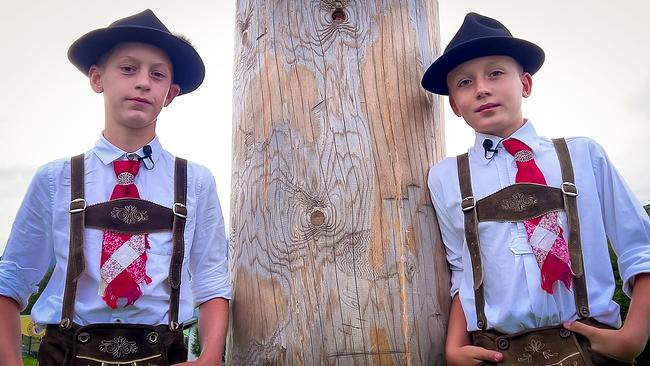 Die Freunde Philipp und Philipp zeigen uns in Sankt Johann im Pongau das Schuhplatteln.