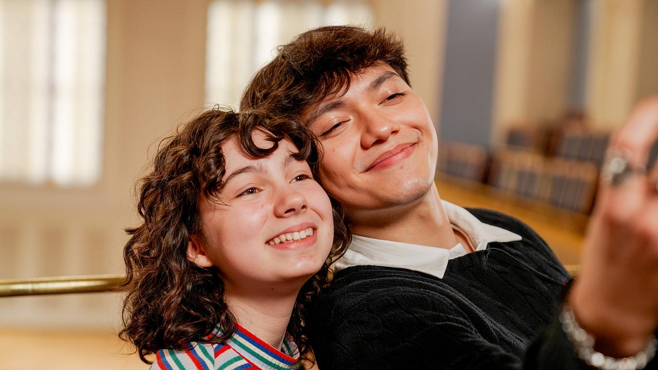 Carmen mit JJ. Sie machen ein Selfie.