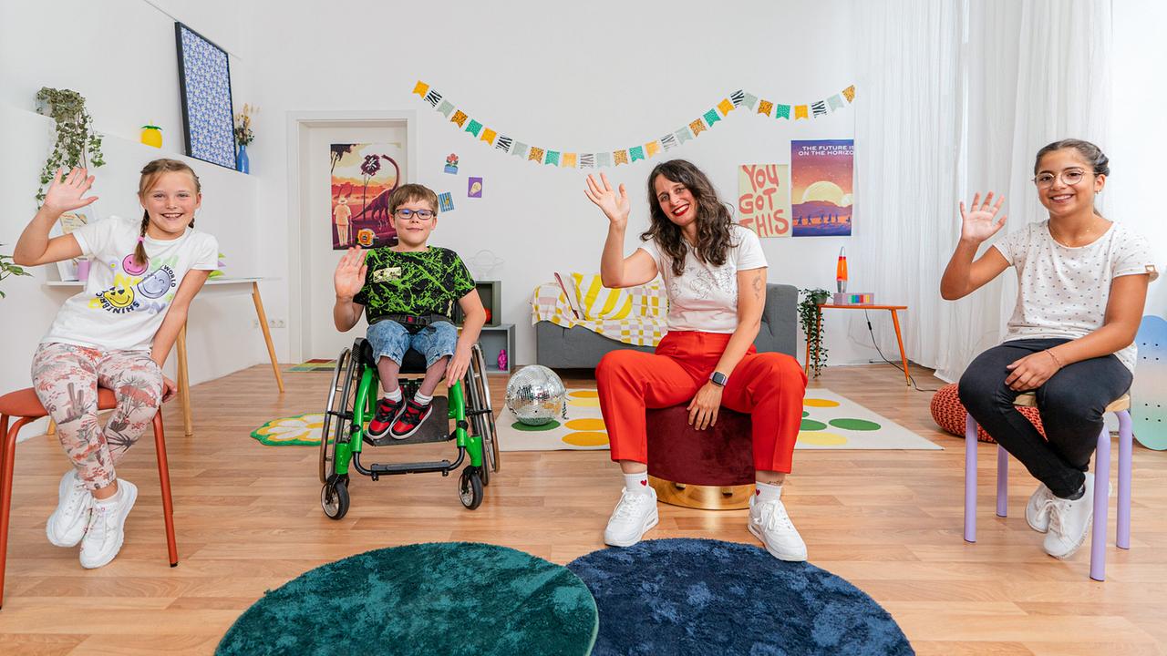 Gloria, Felix, Melanie, Emily sitzen in einem Halbkreis