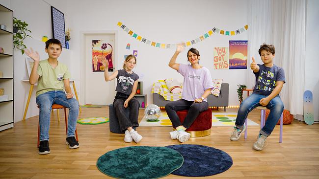 Maurice, Matilda, Melanie und Samuel sitzen zusammen 