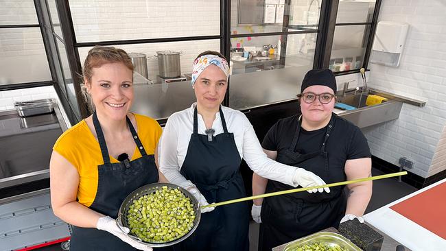 © ORF Julia besucht die Zuckerlküche und bekommt von Maria & Anika gezeigt, wie man Zuckerln herstellt.