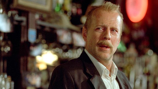 © ORF/Leonine Studios Bruce Willis steht als Jack Mosley in einer Bar - mit Schnurrbart, Sakko und weißem Hemd mit geöffnetem Kragenknopf