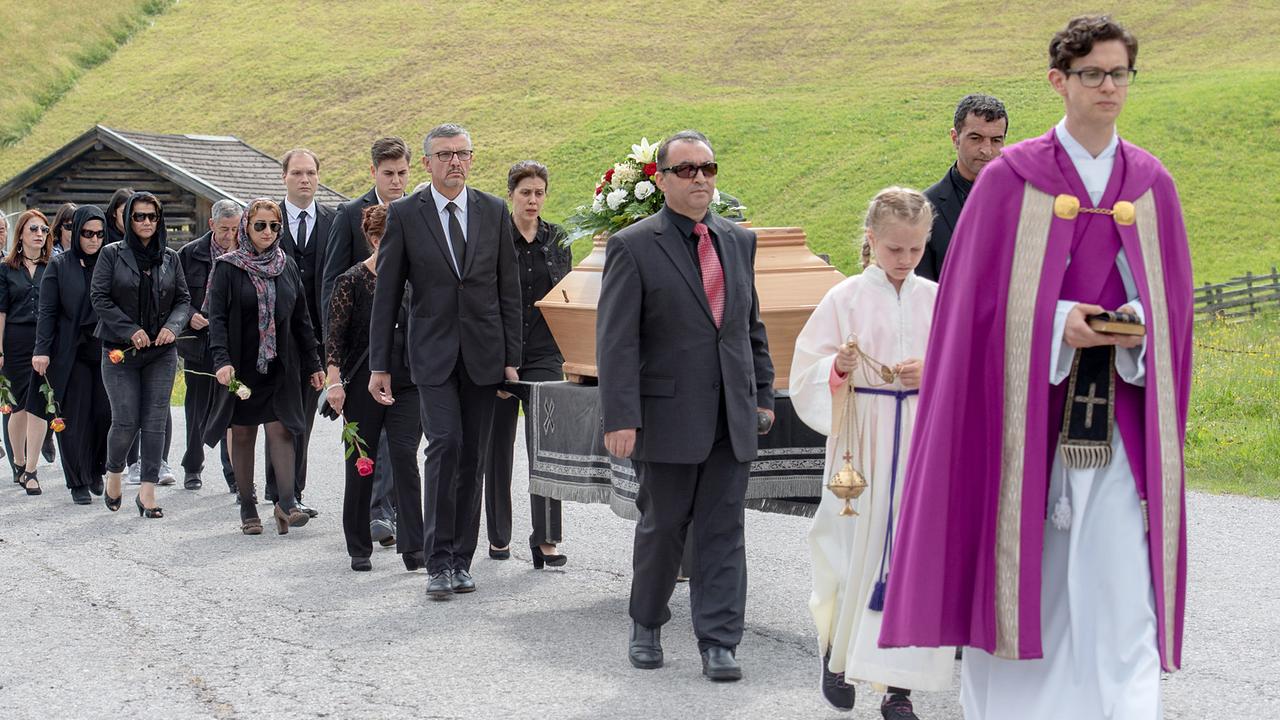 "Soko Kitzbühel - Die falschen Fremden": Manuel Sefciuc (Tobias Stöckl), Lilay Huser (Ayse Yildirim), Ugur Ekeroglu (Cem Yildirim), Daniela Golpashin (Yasemin Hinteracher), Alexander Knaipp (Pfarrer)