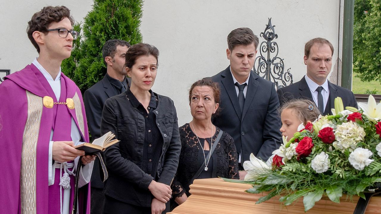 "Soko Kitzbühel - Die falschen Fremden": Alexander Knaipp (Pfarrer), Daniela Golpashin (Yasemin Hinteracher), Lilay Huser (Ayse Yildirim), Ugur Ekeroglu (Cem Yildirim), Manuel Sefciuc (Tobias Stöckl)