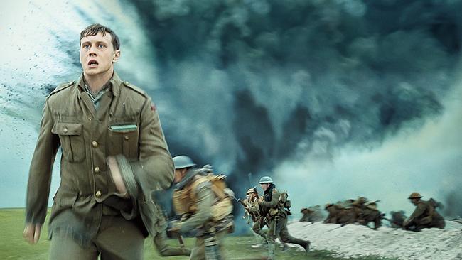 © ORF/Universal/François Duhamel Lance Corporal William Schofield auf dem Schlachtfeld, mit aufgerissenen läuft er ohne Helm entsetzt in die Richtung der Kamera, hinter ihm Soldaten, die aus einem Schützengraben in voller Montur auf das Feld stürmen, eine dunkle Rauchwolke einer detonierten Granate
