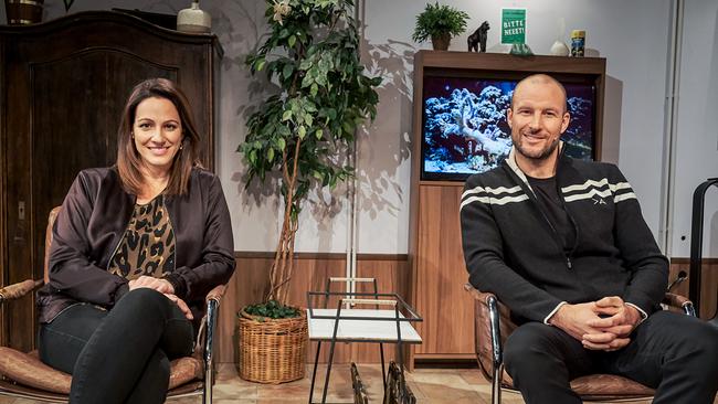 Dok 1 Moderatorin Lisa Gadenstätter und Ex-Skirennfahrer Aksel Lund Svindal im Willkommen-Österreich-Studio