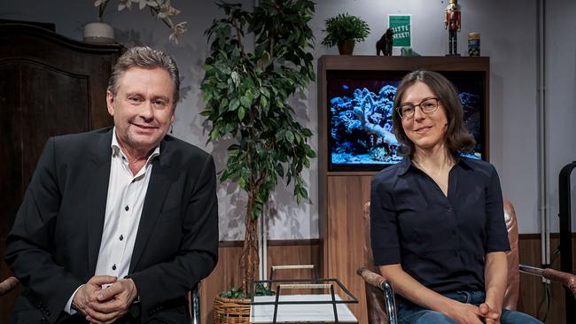 ORF-Generaldirektor Alexander Wrabetz und  die Mathematikerin und Radrennfahrerin Anna Kiesenhofer im Willkommen-Österreich-Studio