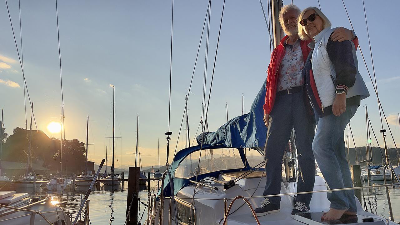 Ein älteres Ehepaar auf einem Segelboot am Wörthersee.