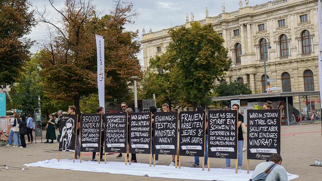 Am Platz der Menschenrechte in Wien werden Plakate vom Kandidaten Dominik Wlazny, auch bekannt als Marco Pogo, für die Bundespräsidentenwahl präsentiert.Die Plakate sind in schwarz-weiß gehalten.