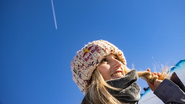 © Bild: Dom Daher / Red Bull Content Pool Die Snowboarderin Anna Gasser auf der Piste. Sie trägt eine grobe Strickhaube mit Red Bull Logo und schaut in den wolkenlosen Himmel