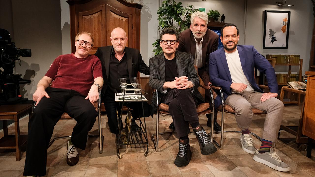 © Bild: ORF/Hans Leitner Stermann und Grissemann mit den Gästen der 592. Willkommen-Österreich-Folge Simon Schwarz, Manuel Rubey und Patrick Budgen