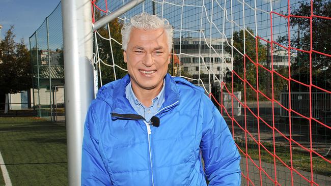 Der ehemalige Fußballspieler und Trainer der Wiener Viktoria, Toni Polster, lehnt an einem Fußballtor