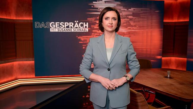 ORF-Journalistin und Moderatorin Susanne Schnabl im Studio ihrer Diskussionssendung "Das Gespräch"
