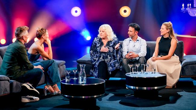Andi Knoll und Mirjam Weichselbraun unterhalten sich mit ihren Gästen Marika Lichter, Danilo Campisi und Maria Santner im "20 Jahre Dancing Stars - Magic Moments"-Studio