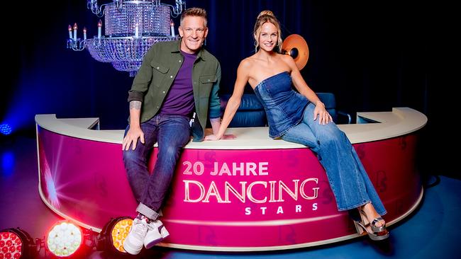 Andi Knoll und Mirjam Weichselbraun im "20 Jahre Dancing Stars - Magic Moments"-Studio
