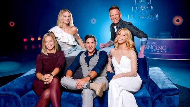 Michi Kirchgasser, Balazs Ecker, Kathrin Metzinger, Mirjam Weichselbraun und Andi Knoll im "20 Jahre Dancing Stars - Magic Moments"-Studio