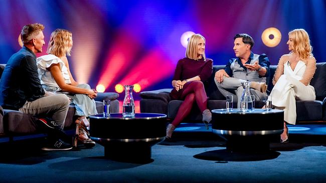 © ORF/Roman Zach-Kiesling Andi Knoll und Mirjam Weichselbraun sitzen gegenüber von Michi Kirchgasser, Balazs Ecker und Kathrin Metzinger in einer Coach im "20 Jahre Dancing Stars - Magic Moments"-Studio