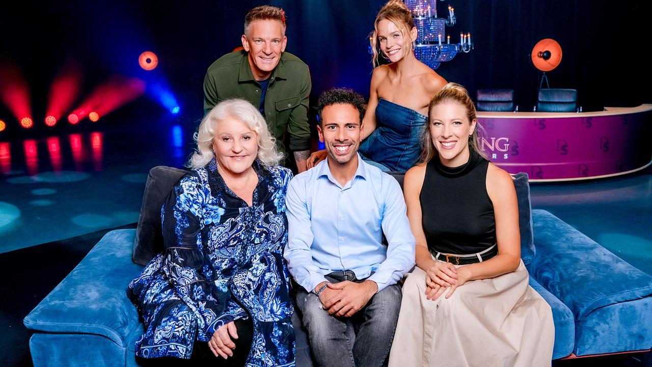 © ORF/Roman Zach-Kiesling Marika Lichter, Danilo Campisi und Maria Santner sitzen auf einer blauen Samtcoach, dahinter stehen Andi Knoll und Mirjam Weichselbraun im "20 Jahre Dancing Stars - Magic Moments"-Studio