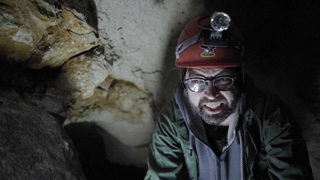 "Seidl und Fleischhacker im Außendienst": Gerald Fleischhacker stellt sich seiner Angst vor der Enge in einer Höhle (Am Ringerberg, Prinzendorf an der Zaya, NÖ)