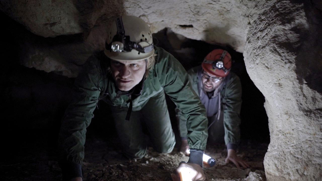 "Seidl und Fleischhacker im Außendienst": Gery Seidl und Gerald Fleischhacker in einer Höhle (Am Ringerberg, Prinzendorf an der Zaya, NÖ)