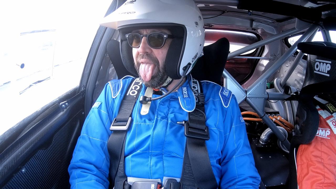 "Seidl und Fleischhacker im Außendienst": Gerald Fleischhacker stellt sich der Geschwindigkeit im Rallye-SAuto mit Manfred Stohl (in Fuglau, NÖ).