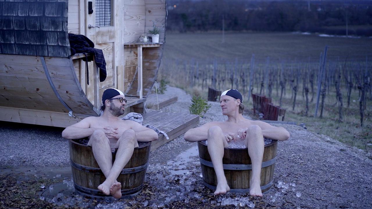 "Seidl und Fleischhacker im Außendienst": Gerald Fleischhacker und Gery Seidl sitzen in Eiswasser in einem Weinfass.