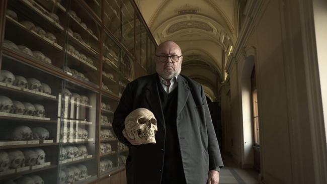 Autor Franz Schuh hält einen Totenkopf in der Hand
