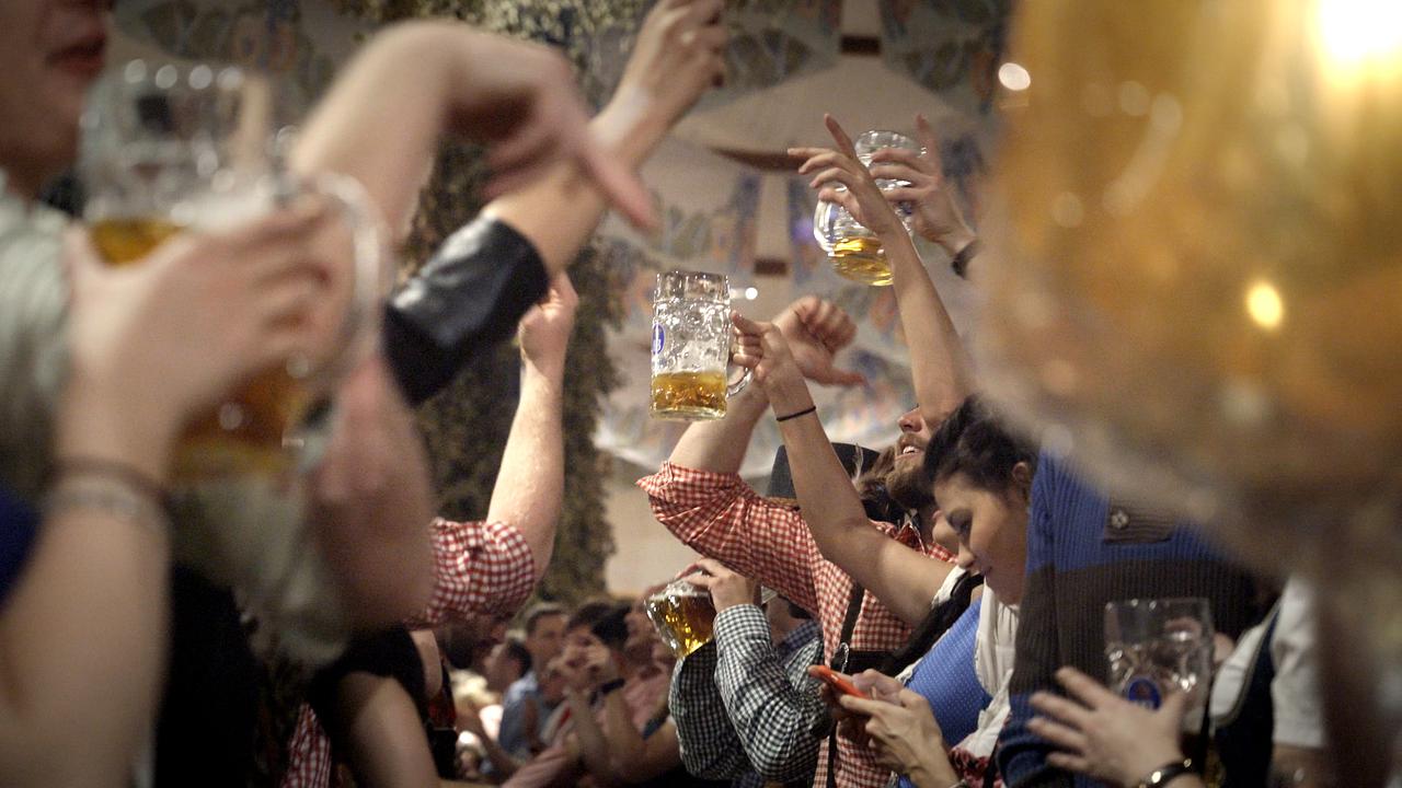 Menschen am Oktoberfest mit Bierkrügen in der Hand