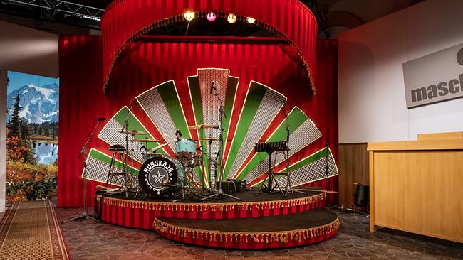 das leere Willkommen-Österreich-Studio mit den Instrumenten der Studioband Russkaja
