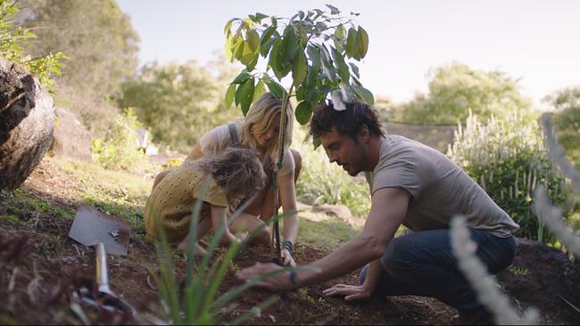 Regisseur Damon Gameau planzt mit seiner Tochter Velvet und seiner Frau Zoë Tuckwell-Smith einen Baum.