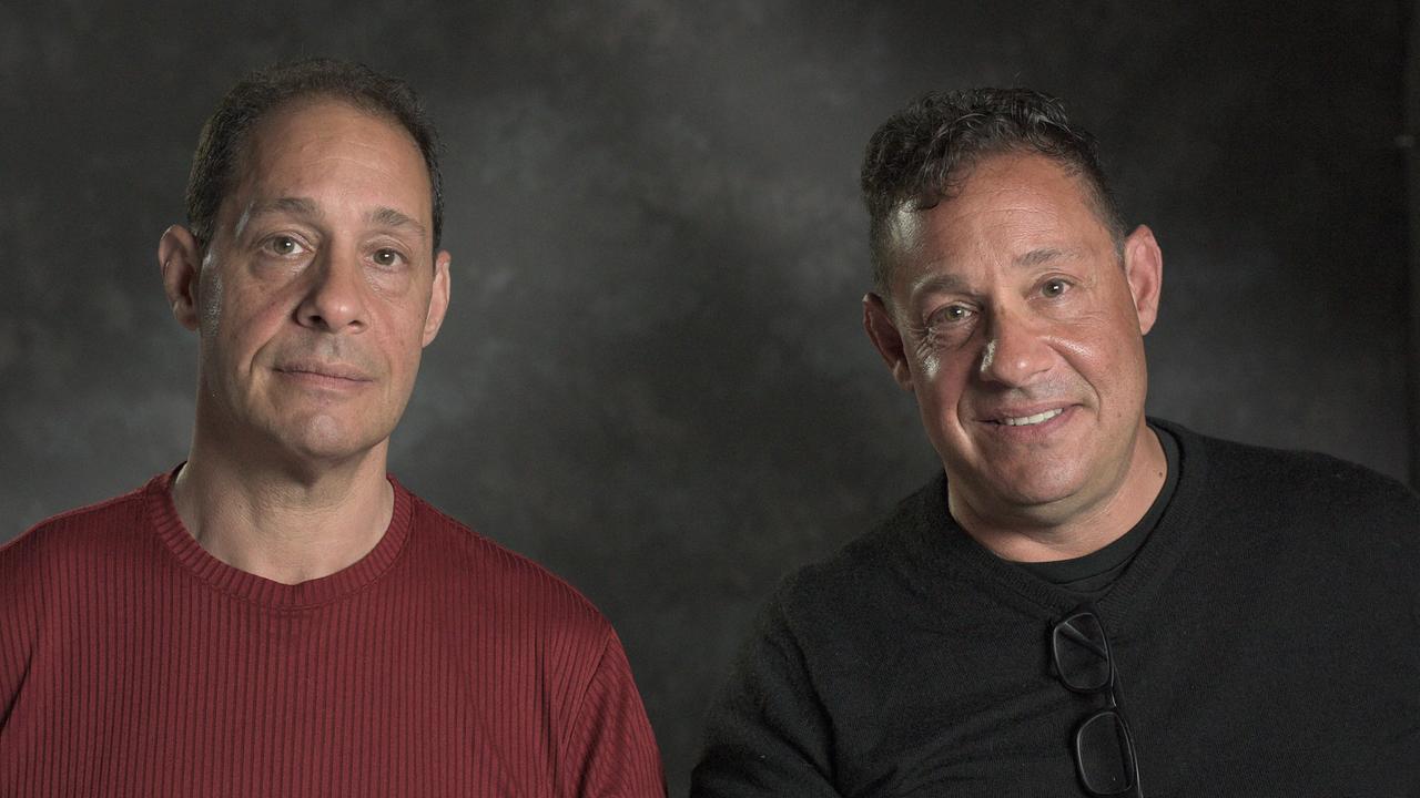 Bobby Shafran und David Kellman sitzen im Interviewsetting nebeneinander