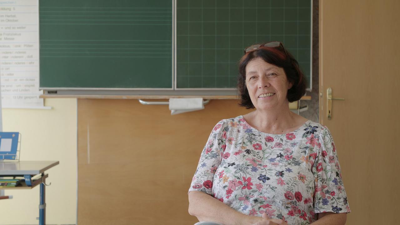 Brigitte Jandrisevits im Klassenzimmer ihrer Schule im Interview.