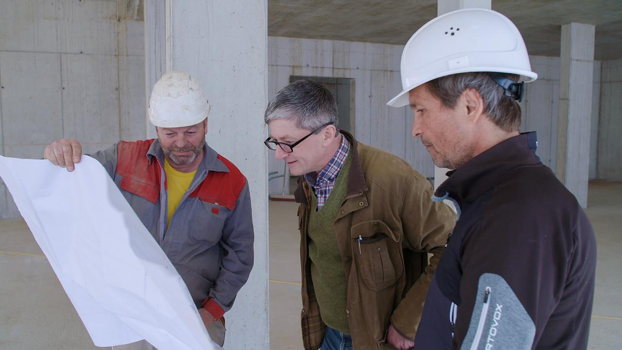 Bürgermeister Fritz Pichler auf der Baustelle des Gemeindezentrums in Stanz im Mürztal.