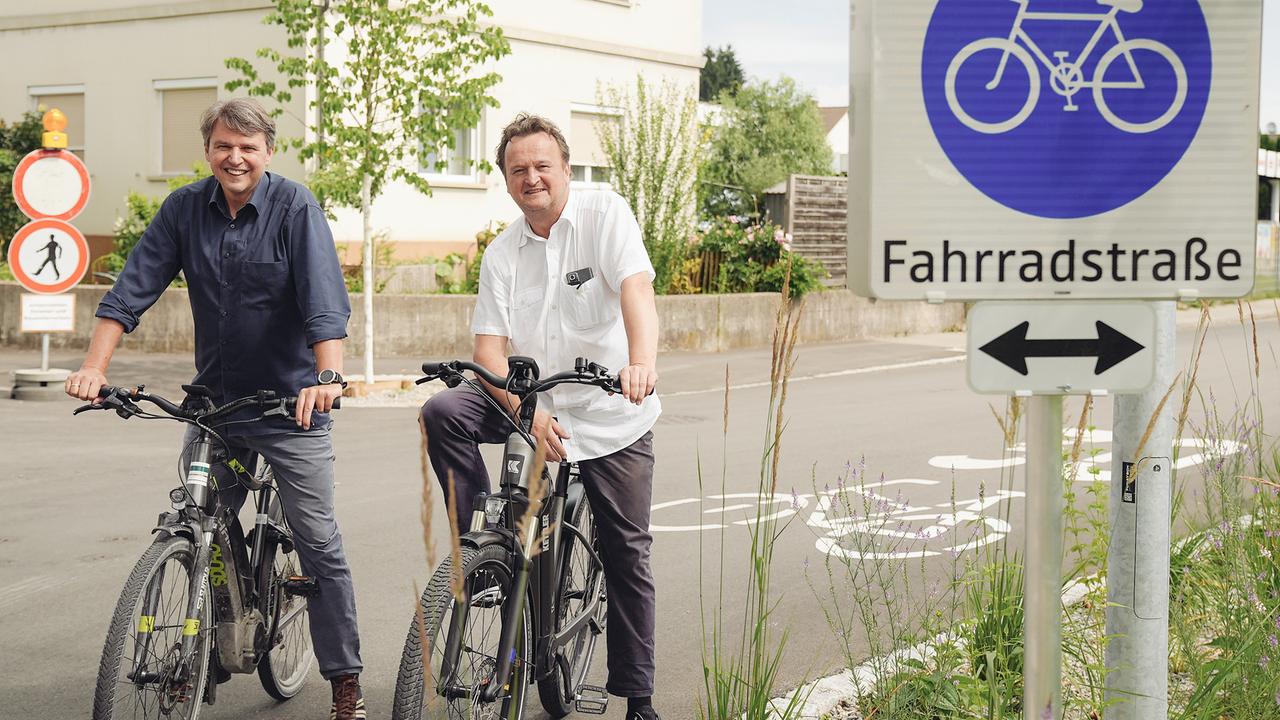 Lustenaus Bürgermeister Kurt Fischer und Hanno Settele auf einem Rad