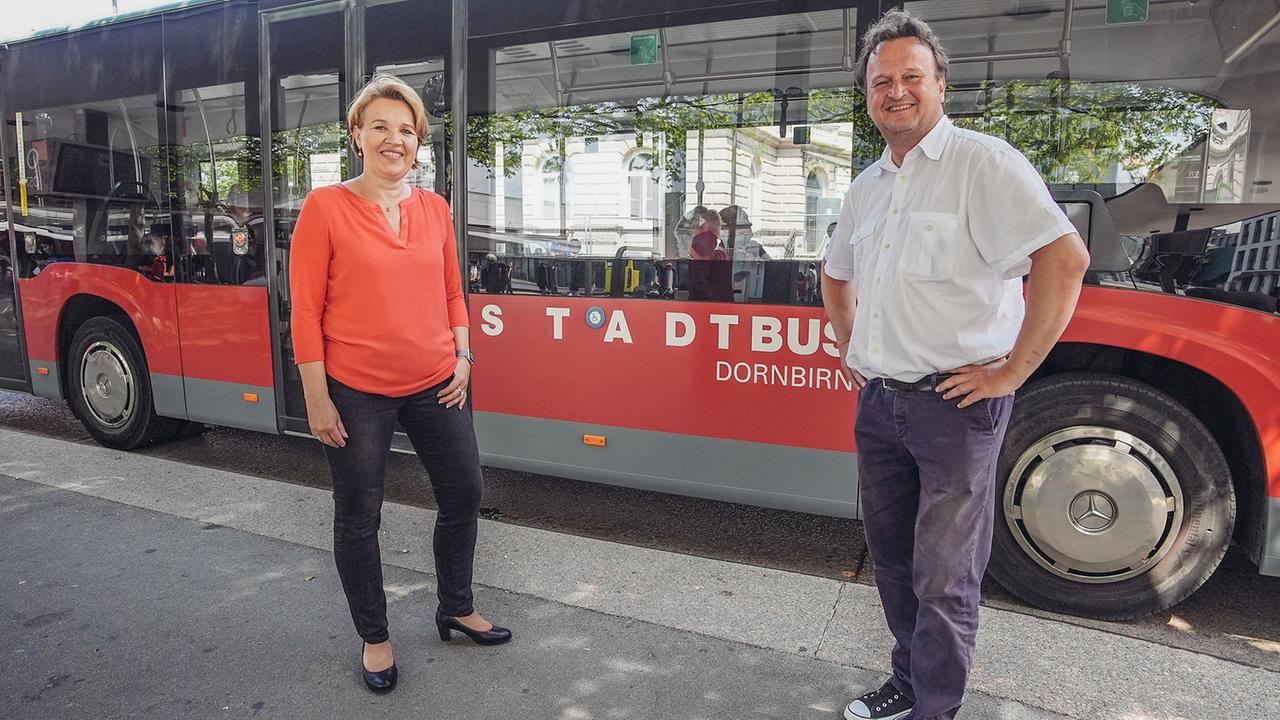 Dornbirns Bürgermeisterin Andrea Kaufmann im Gespräch mit Hanno Settele vor einem Stadtbus in Dornbirn