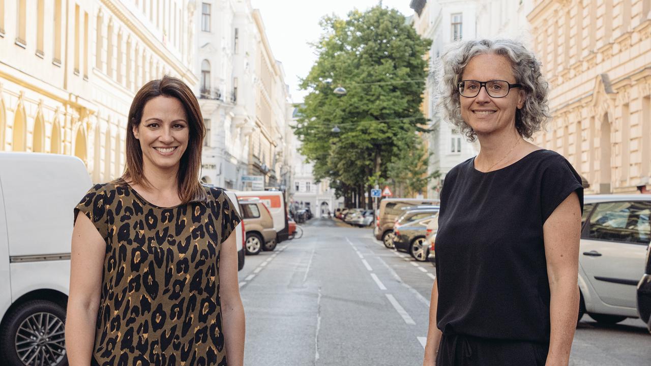 Lisa Gadenstätter und Stadtstrukturforscherin Angelika Psenner stehen auf einer Straße in Wien