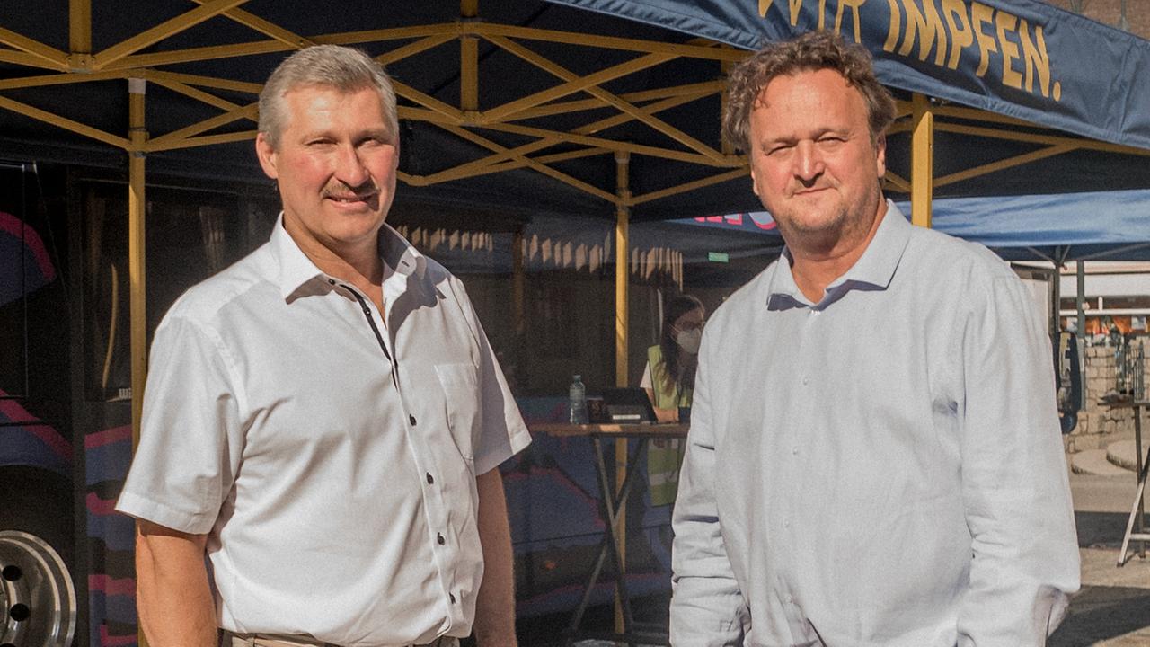 Hanno Settele und Bürgermeister Martin Frühwirth