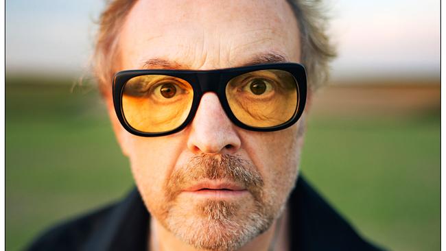 Der Kabarettist Josef Hader trägt eine Sonnenbrille mit gelben Gläsern