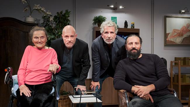 © Bild: ORF/Hans Leitner Stermann und Grissemann mit Erni Mangold und Murathan Muslu im Willkommen-Österreich-Studio