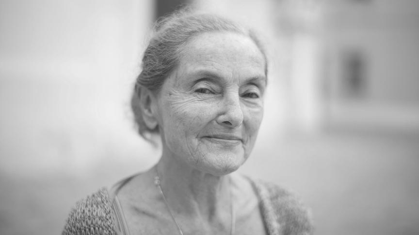 Die Schauspielerin Erni Mangold im Schwarz-Weiss-Porträt