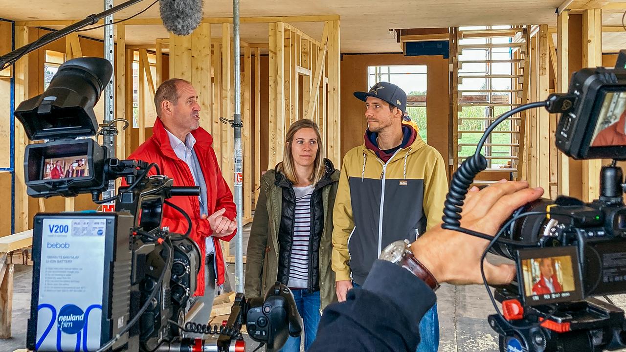 Architekt Heinrich Schuller im Holzriegelhaus im Gespräch mit den Bauleuten Tina und Manuel