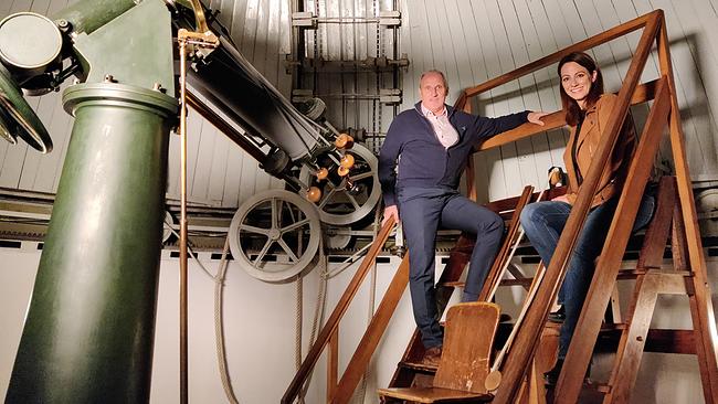 Lisa Gadenstätter und Franz Viehböck beim großen Teleskop in der Kuffner Sternwarte.