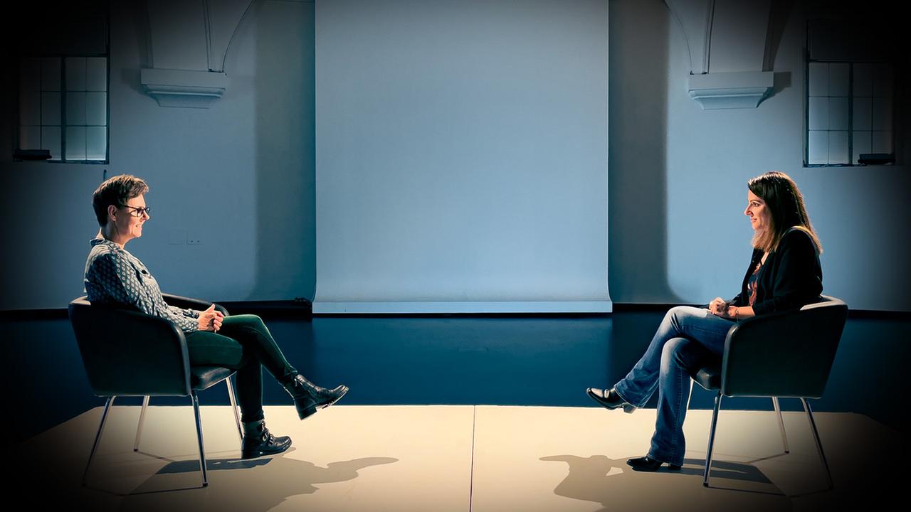 © Florian Berger / BFilm Moderatorin Lisa Gadenstätter interviewt Betroffene